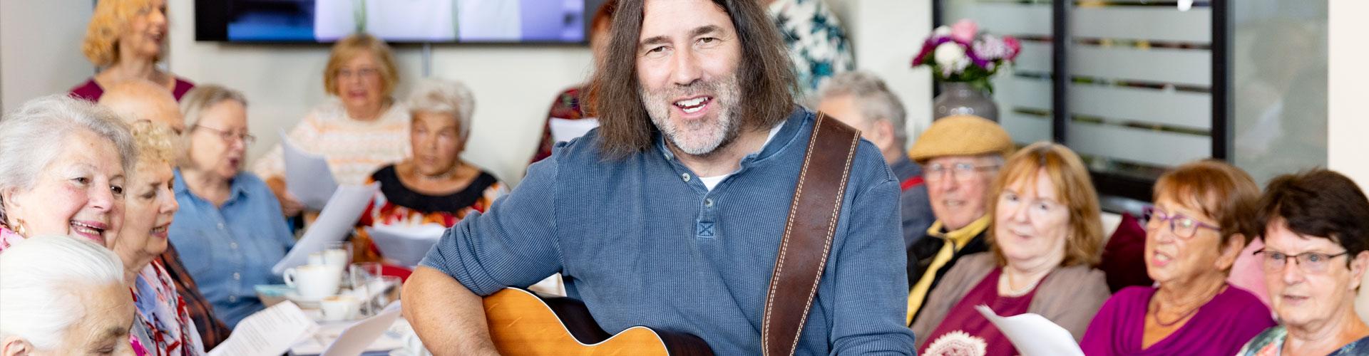 Roland Hefter, 3. Vorstand von Ein Herz für Rentner e.V. singt mit dem Oldkehlchen-Chor