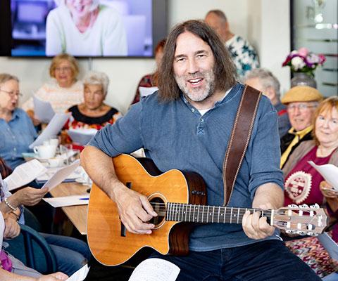 Roland Hefter, 3. Vorstand von Ein Herz für Rentner e.V. singt mit dem Oldkehlchen-Chor