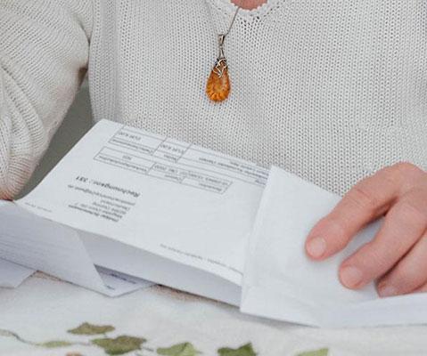 Rentnerin liest ihren Rentenbescheid
