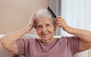 Rentnerin kämmt sich