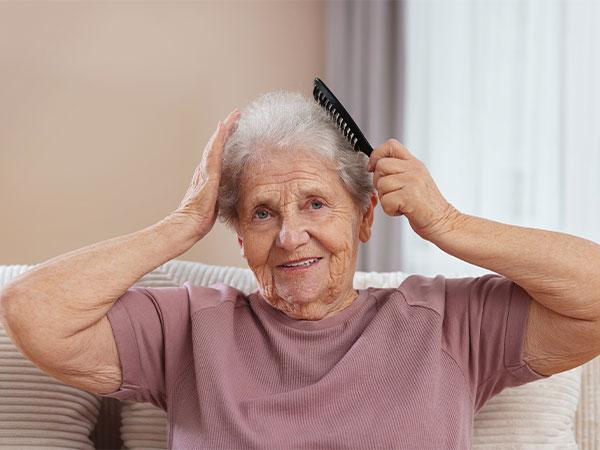 Rentnerin kämmt sich